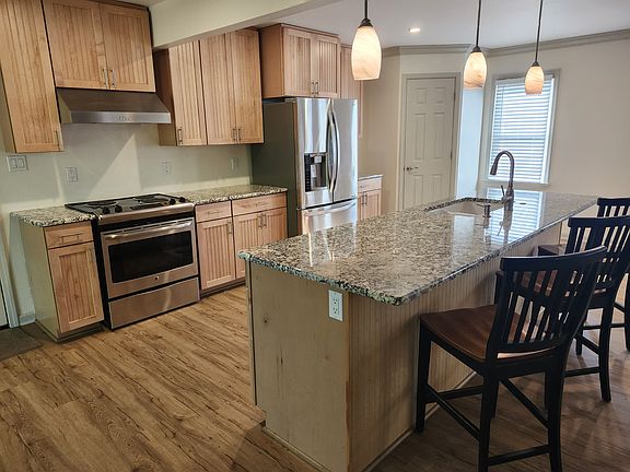 3rd image of 102 Putnam Dr