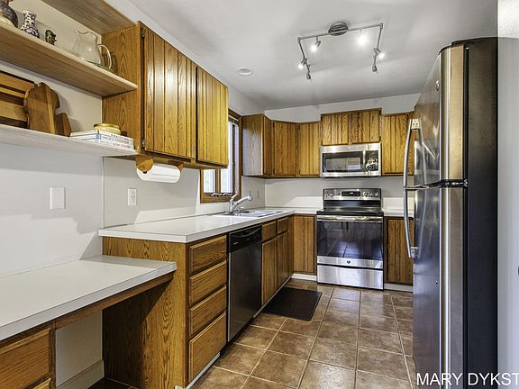 4th image of 266 Ferris Ave