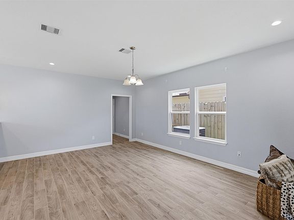 5th image of 249 McDade St