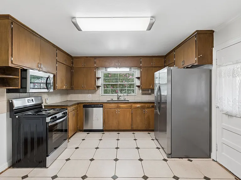 1108 Larchmont Ln — Photo 15