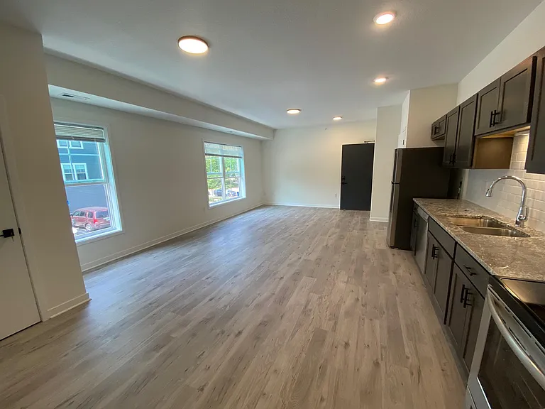 2212 W Stewart Ave #6 — Photo 7