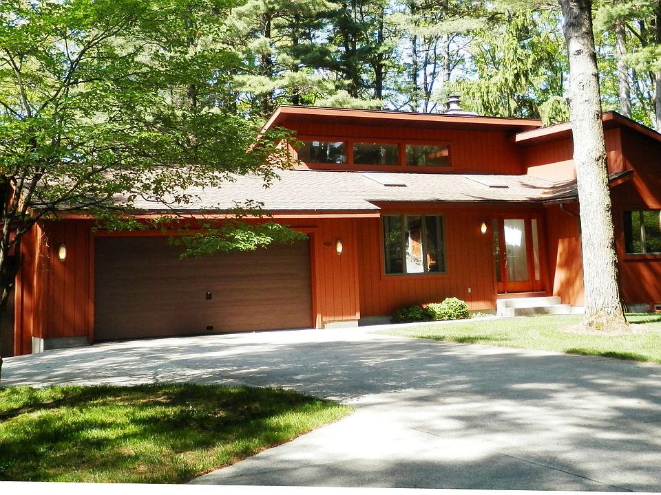 Front of home w 3-car garage