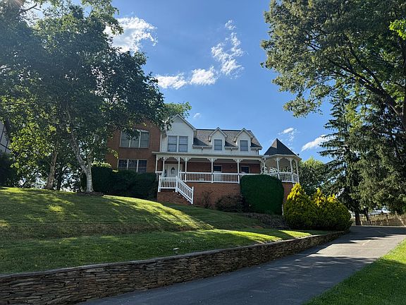 2nd image of 810 Lizabeth Dr