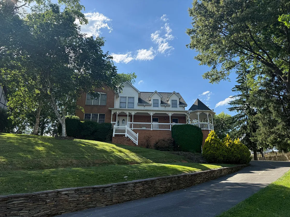 Building Photo - 810 Lizabeth Dr