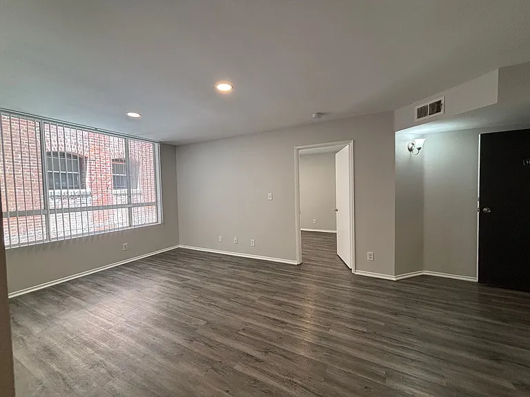 314 South Manhattan Place — Photo 10