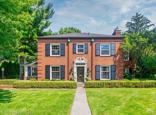 1152 Lochmoor Blvd, Grosse Pointe Woods, MI 48236