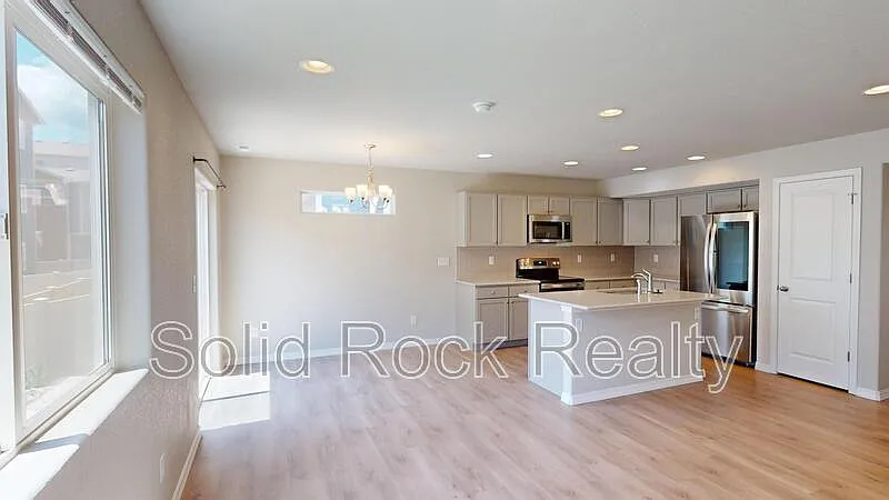 3 bed, 2.5 bath, 1360 sqft, $2,300 — Photo 3
