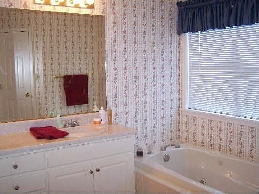 4th image of 210 Seven Oaks Dr