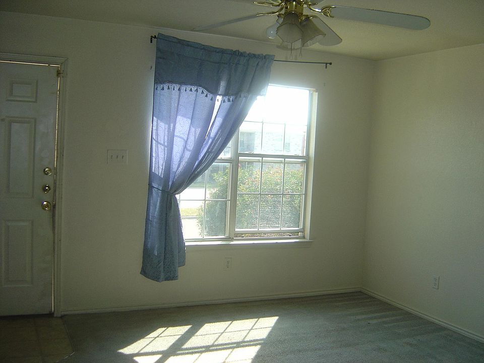 2nd image of 2811 Leroy Cir APT A