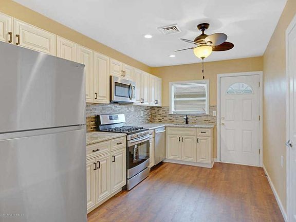 2nd image of 24 Guadeloupe Dr