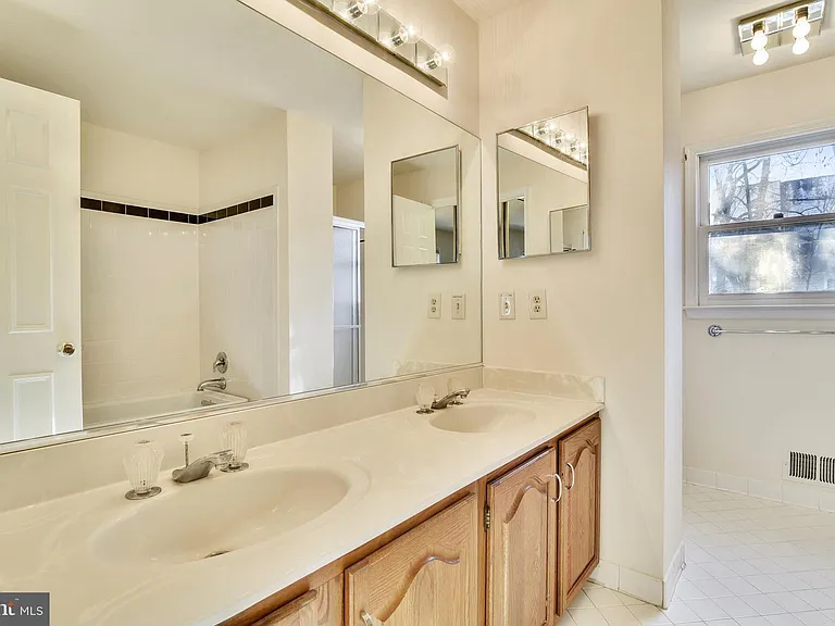 3023 Oakton Meadows Ct — Photo 13