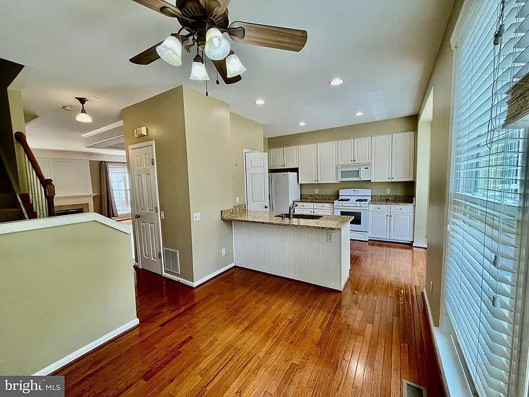 7504 Lamoyne Ct — Photo 15
