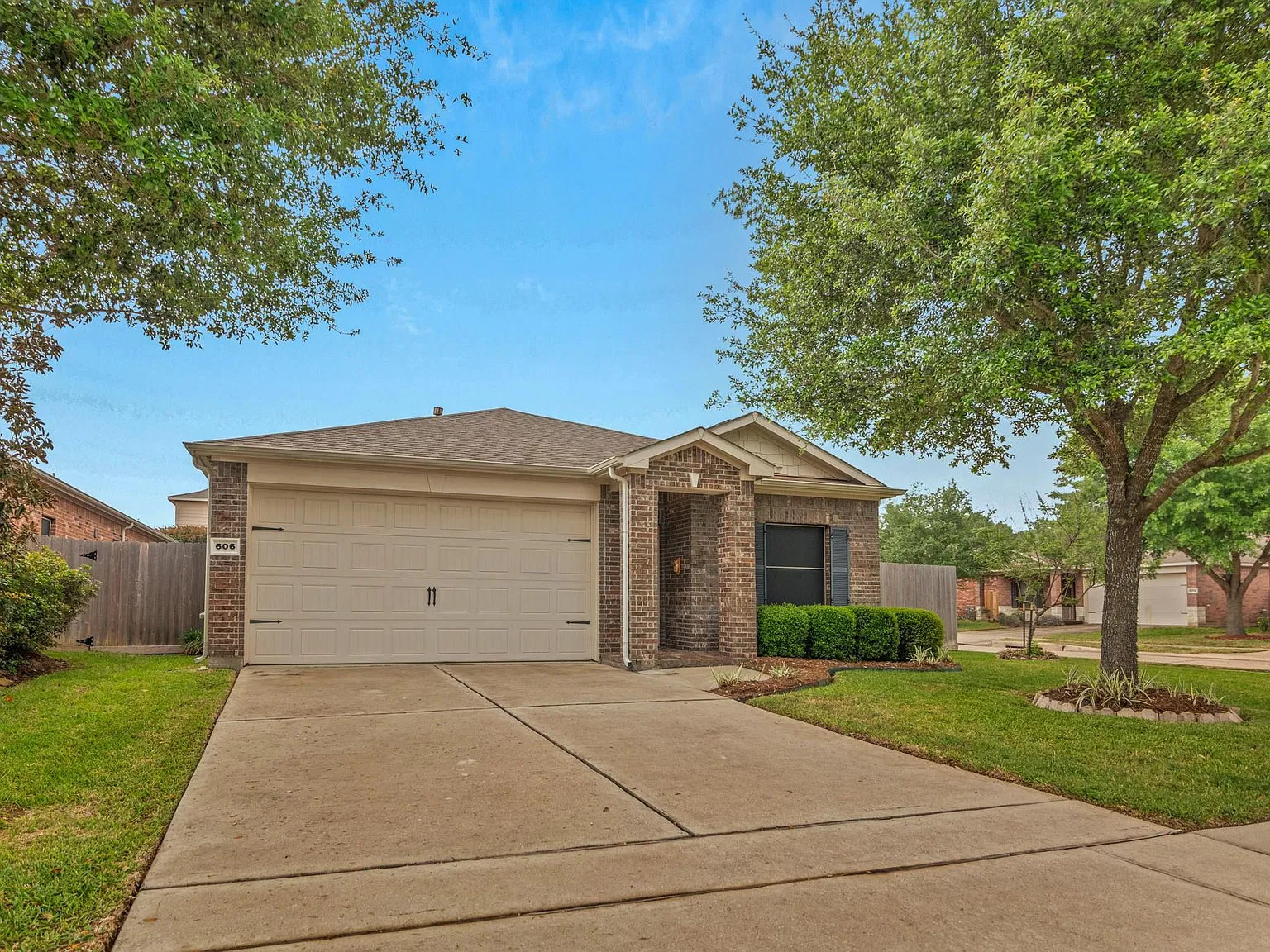 3 bed, 2.0 bath, 1528 sqft, $2,100 — Photo 2