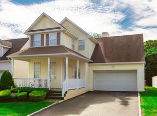 304 Center Oaks Trl, Bay Shore, NY 11706