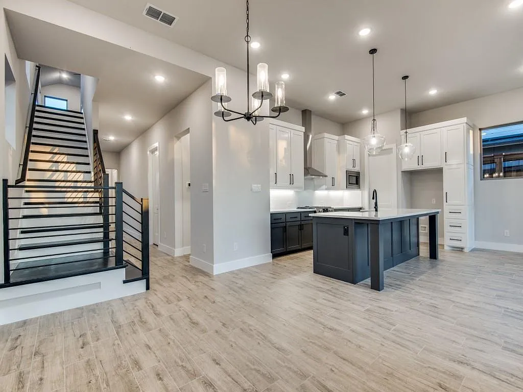 3 bed, 2343 sqft, $2,800 — Photo 1
