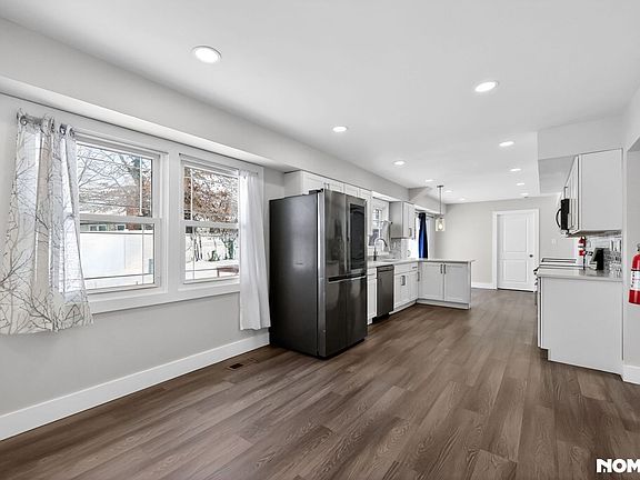 3rd image of 10 Evergreen Ct