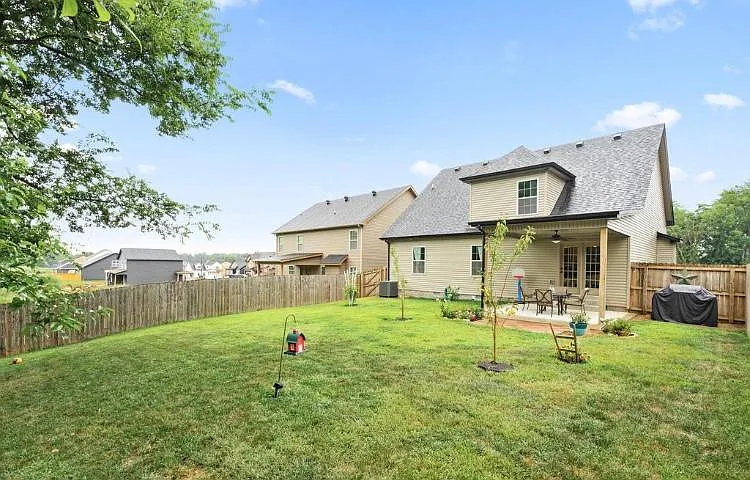 4 bed, 2.5 bath, 1826 sqft, $2,150 — Photo 3