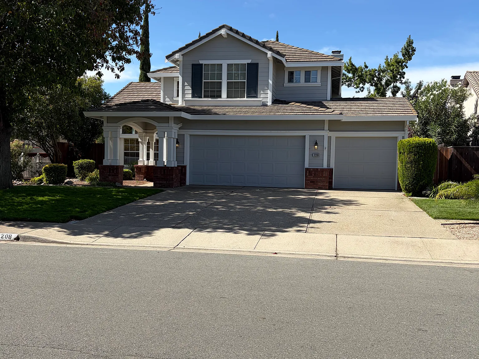 5 bed, 2256 sqft, $3,400 — Photo 1