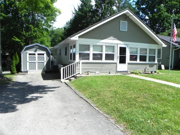 12032 Midway Dr, Conneaut Lake, PA 16316