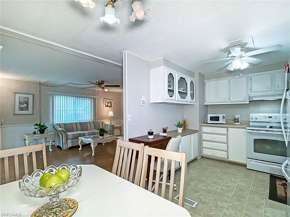 5th image of 810 Holly Berry Ct