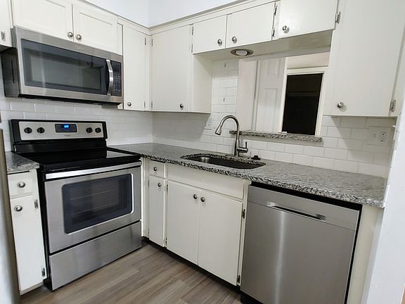 5th image of 3633 Walnut St #303