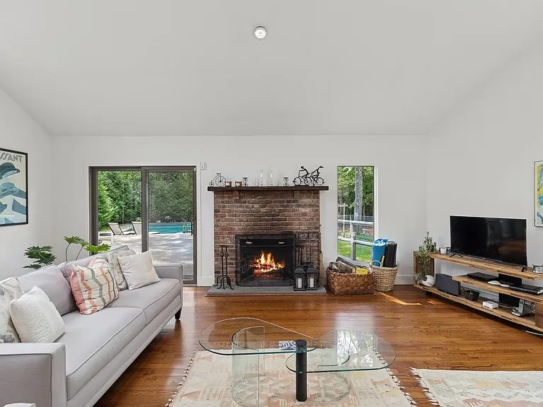 31 Montauk Ave — Photo 2
