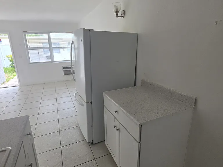 1305 NE 2nd Ave #4 — Photo 4