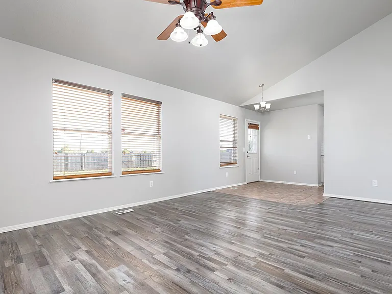907 W Tesio Way — Photo 7