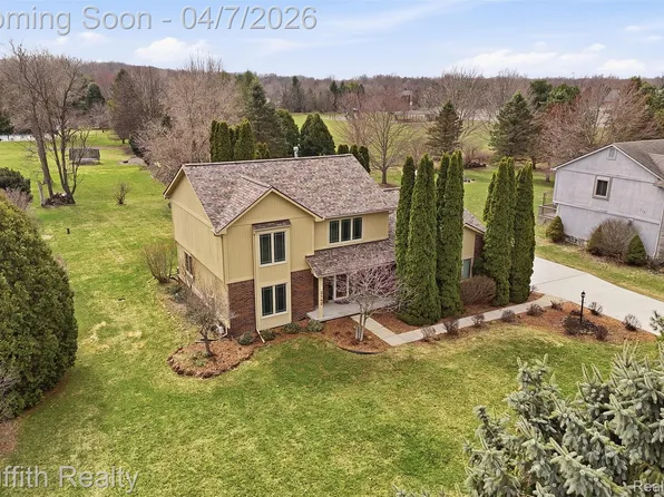 2142 Cumberland Dr, Brighton, MI 48114