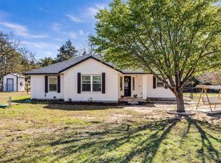 137 W Oak Dr, Cedar Creek, TX 78612