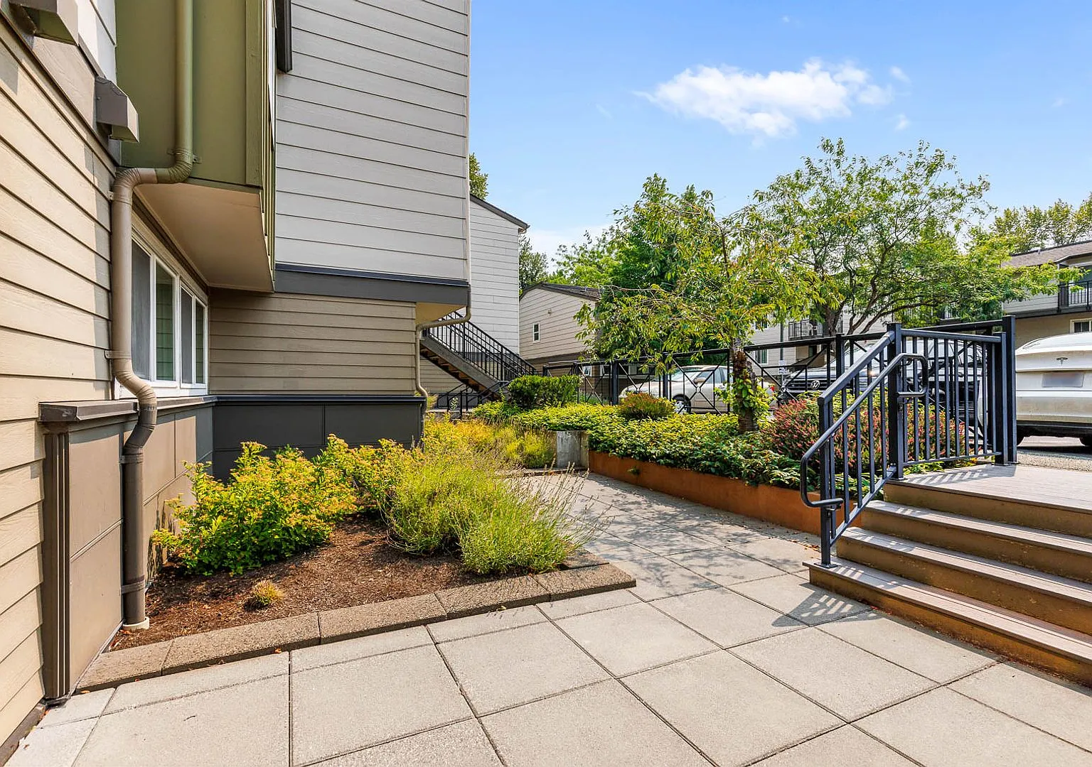 Bright & Updated 2BR Townhome in the Heart of Redmond Near Light Rail & Marymoor Park — Photo 2