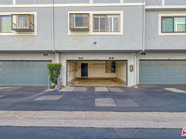 18100 Burbank Blvd #19 — Photo 20