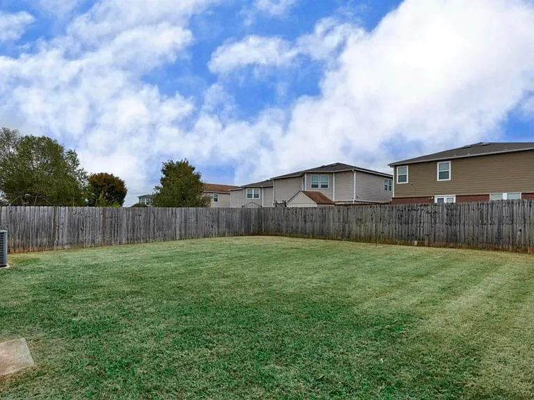 142 Vancouver Rd — Photo 2