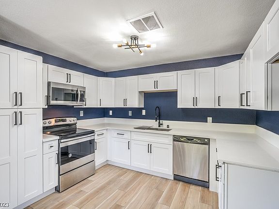 3rd image of 2640 Theresa Ave