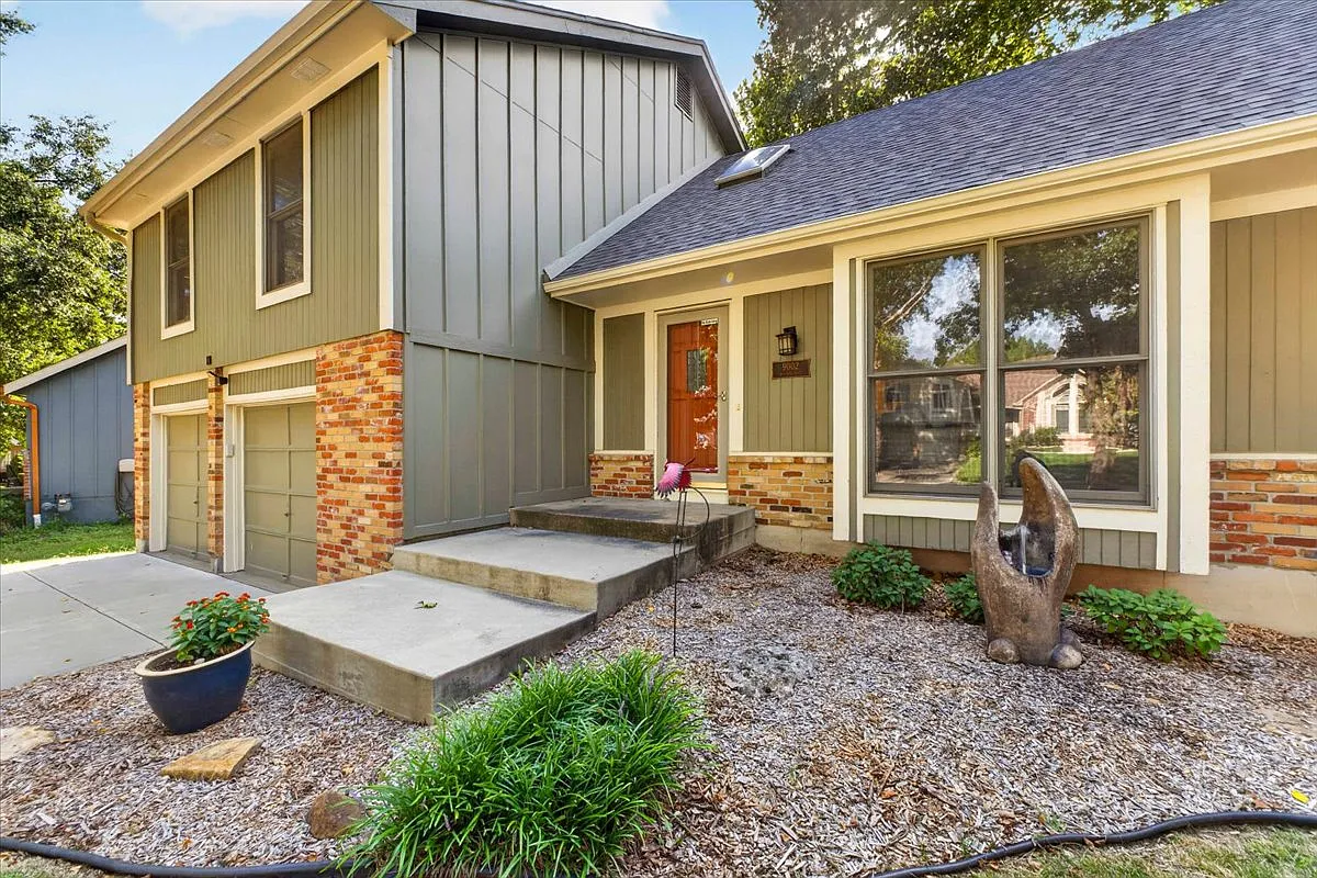 4 bed, 1703 sqft, $3,100 — Photo 3