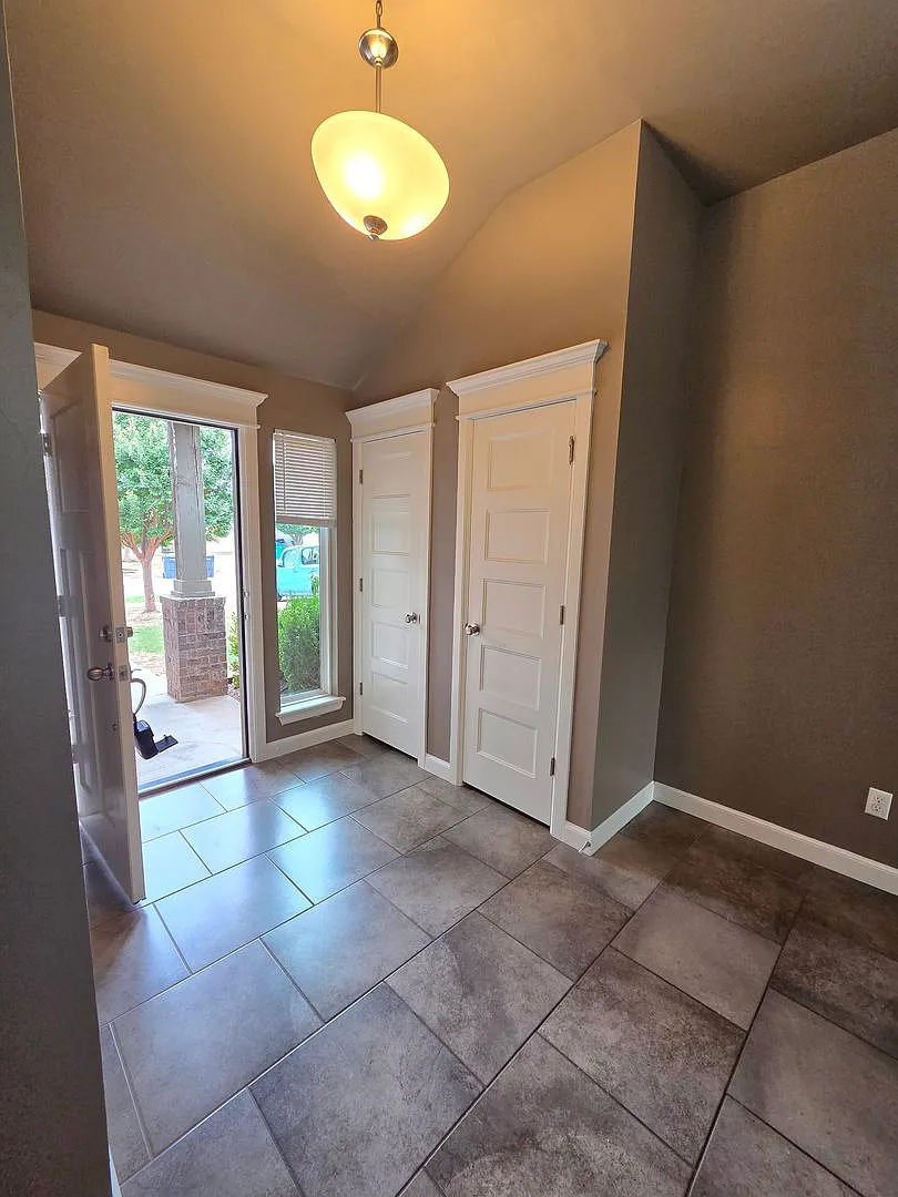 3 bed, 2.0 bath, 1431 sqft, $1,595 — Photo 2