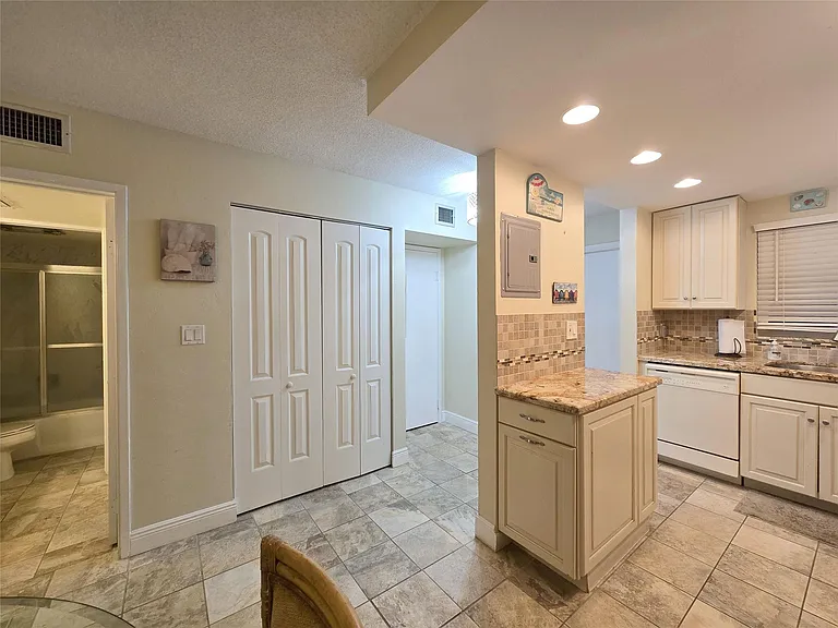 1161 Hillsboro Mile #506 — Photo 40