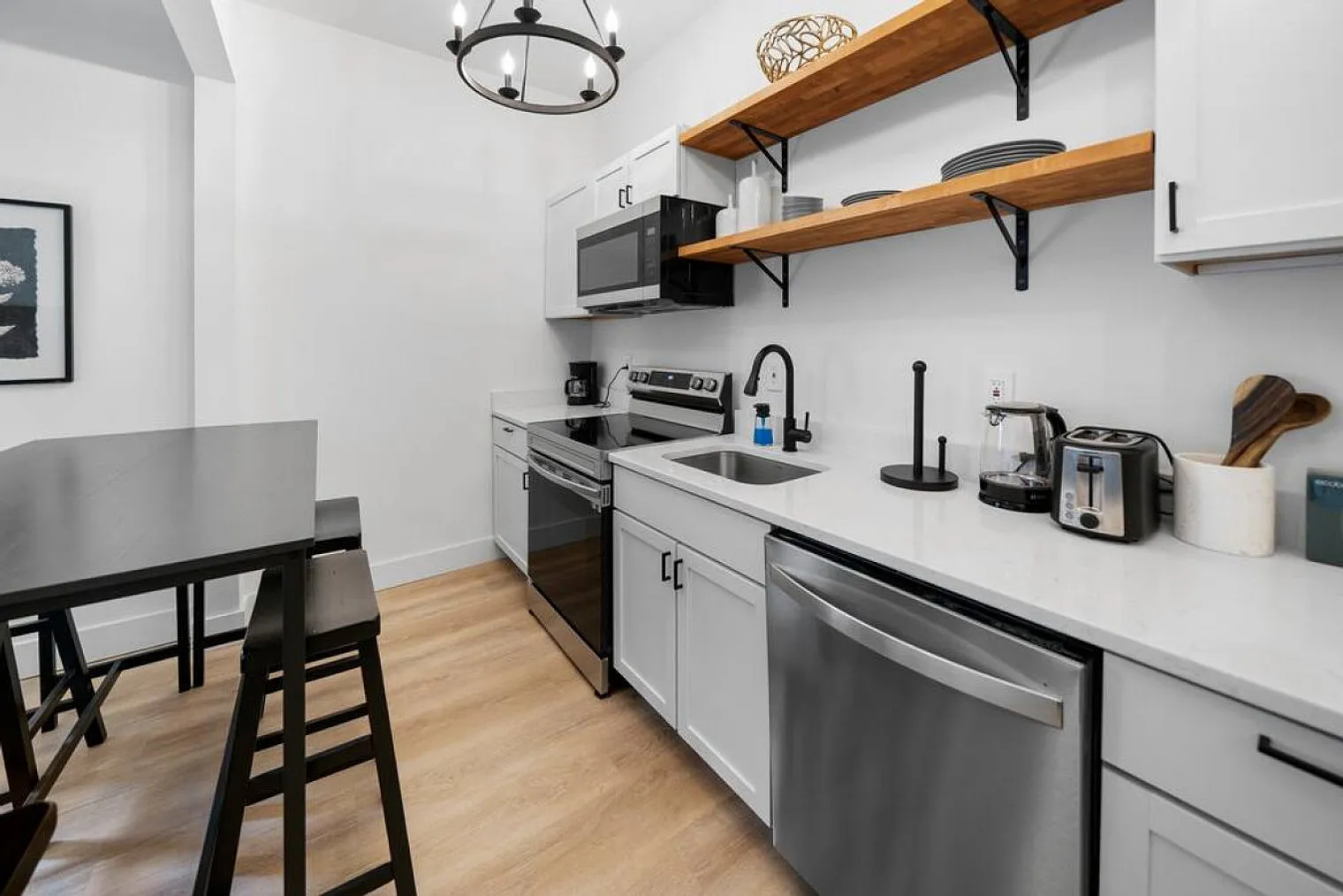 3 bed, 2.0 bath, 1291 sqft, $3,670 — Photo 3