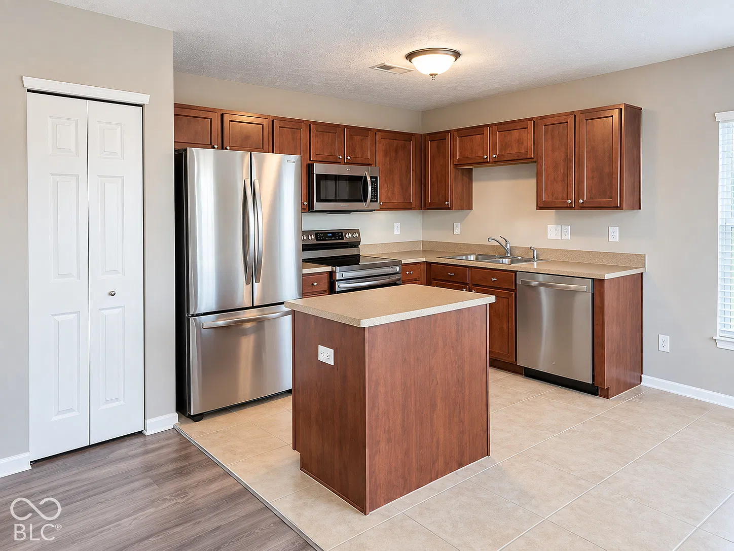 2 bed, 1.0 bath, 1048 sqft, $1,575 — Photo 3