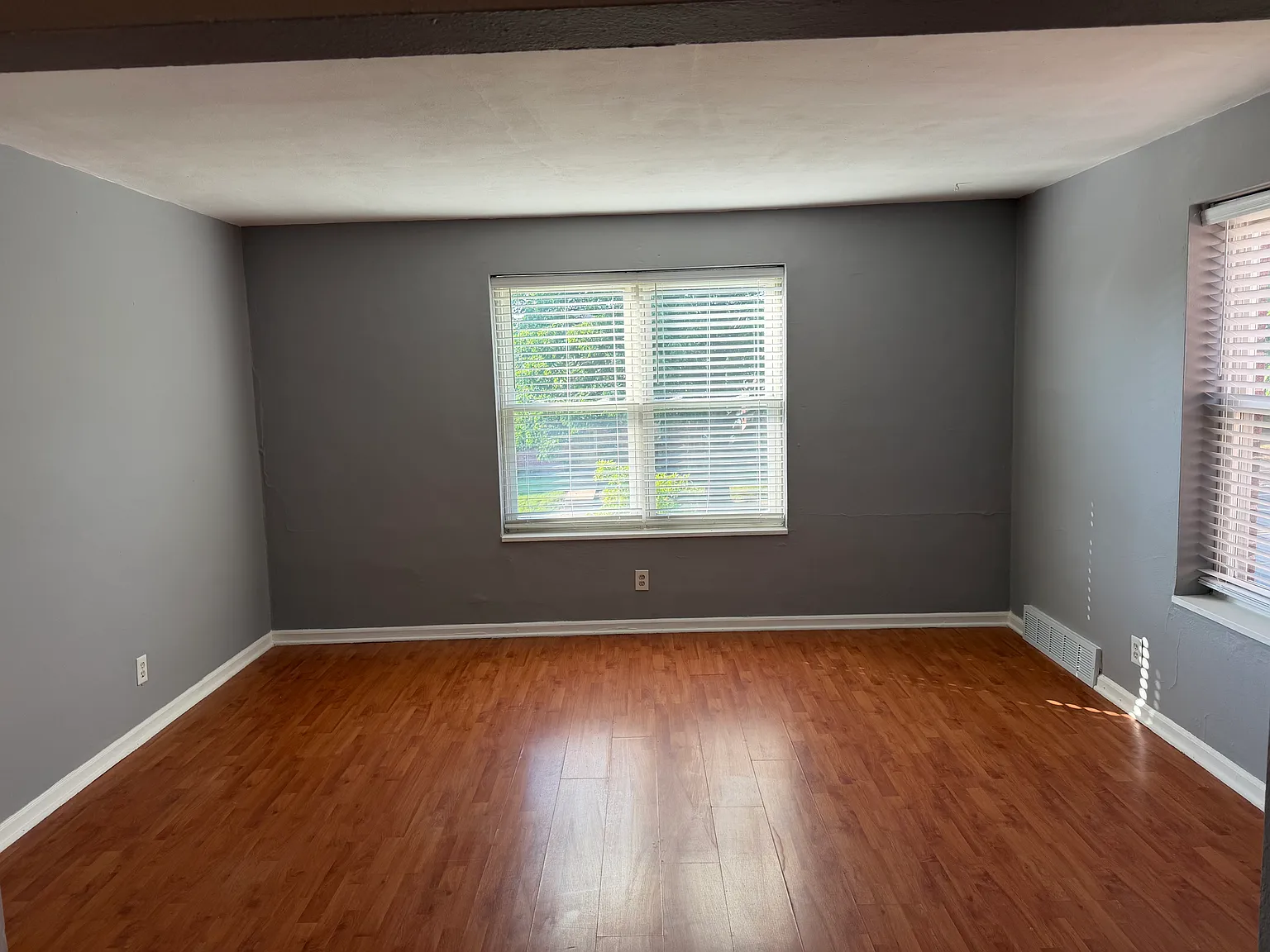 6958 Chippewa St — Photo 3