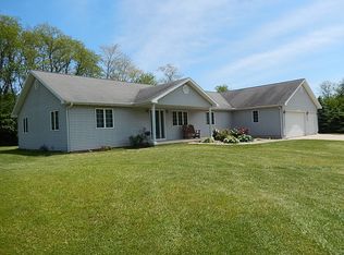 4084 Valley Dr, Clinton, IL 61727