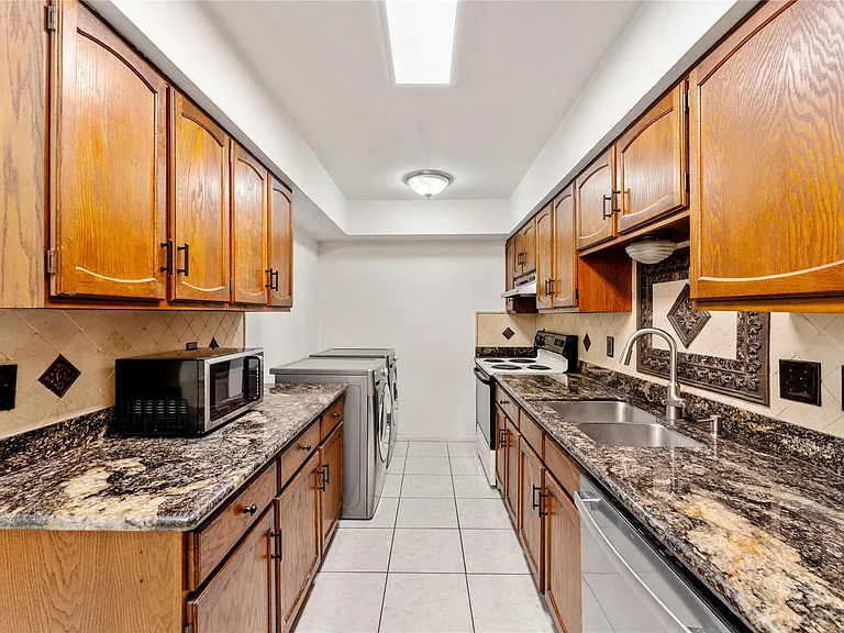 359 N Post Oak Ln #127 — Photo 10
