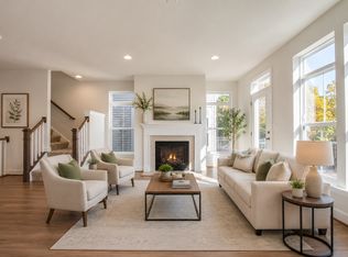 5205 Ridgeview Retreat Dr, Chantilly, VA 20151