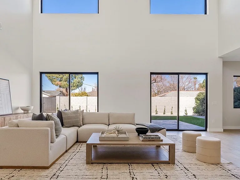3622 E Clarendon Ave — Photo 6