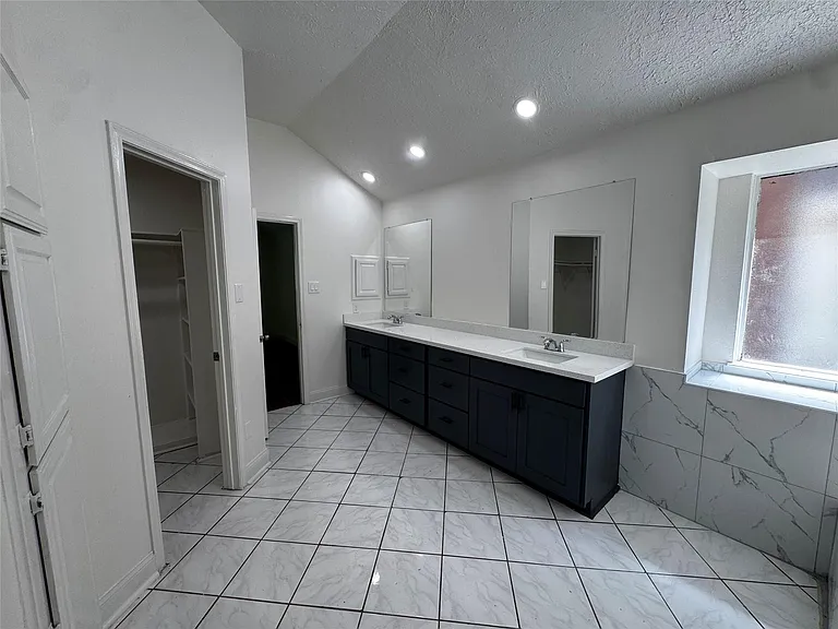 2203 Bisontine St — Photo 12