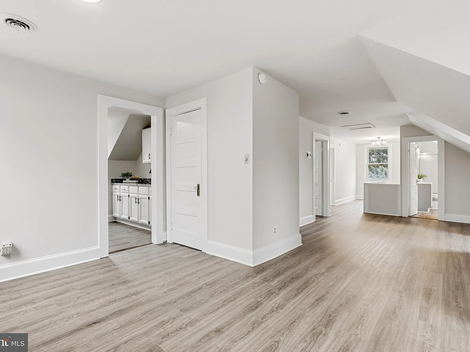 2 bed, 3687 sqft, $1,800 — Photo 3