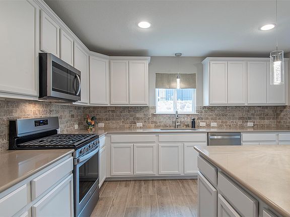 3rd image of 7633 Rampart Dr