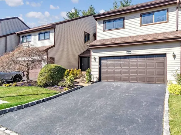 82 The Glen #82, Glen Head, NY 11545