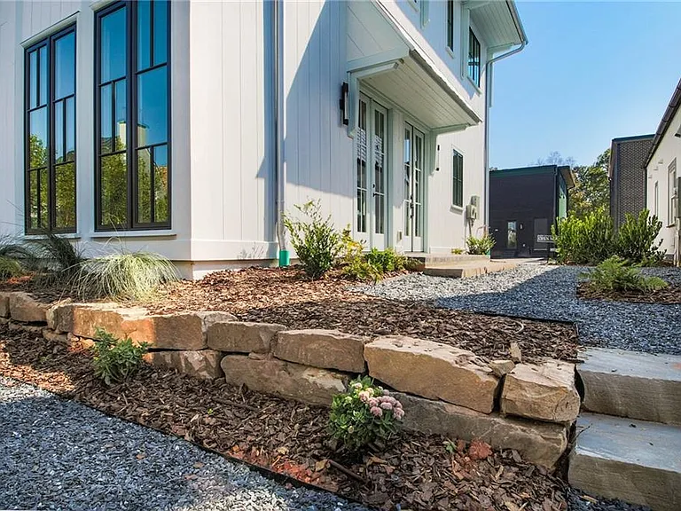 135 Carlyle Ln — Photo 3