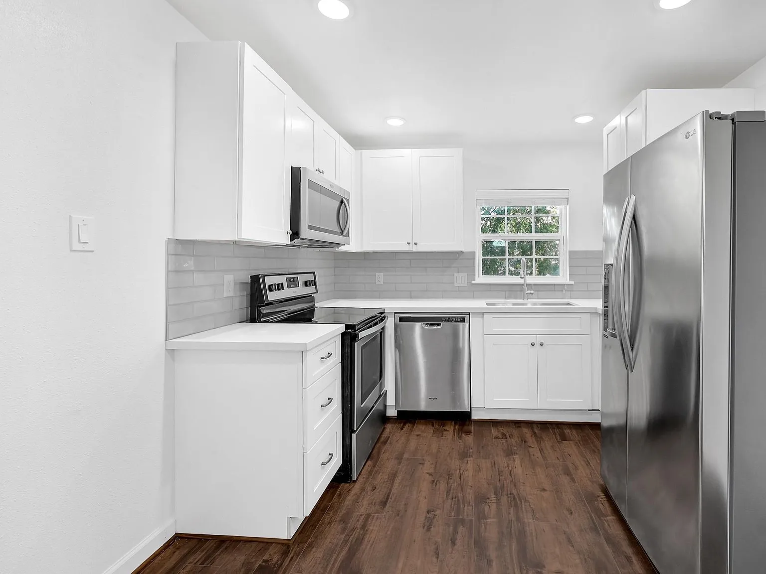 1 bed, 1.0 bath, 670 sqft, $1,199 — Photo 2